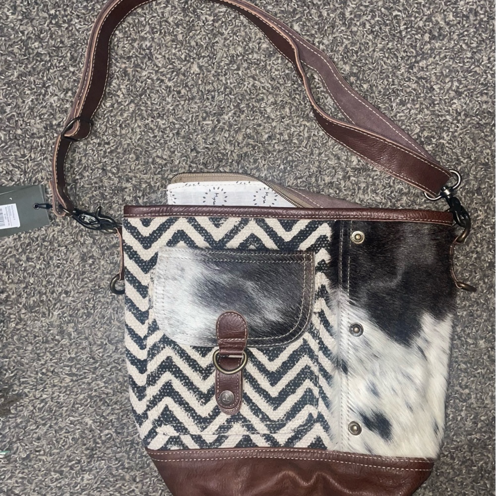 Myra Moire pocket shoulder bag🐮